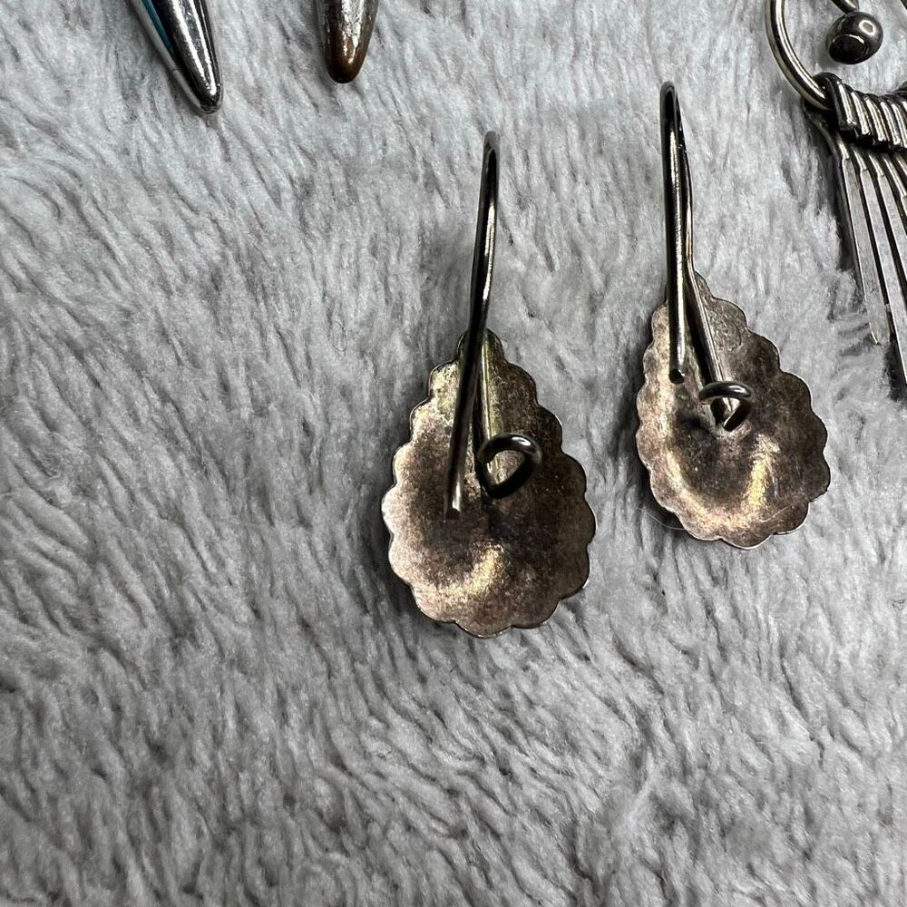Vintage 4 Pairs of Silver Tone Earrings: Small Dangles, Feathers, Dream Catcher - Picture 7 of 10